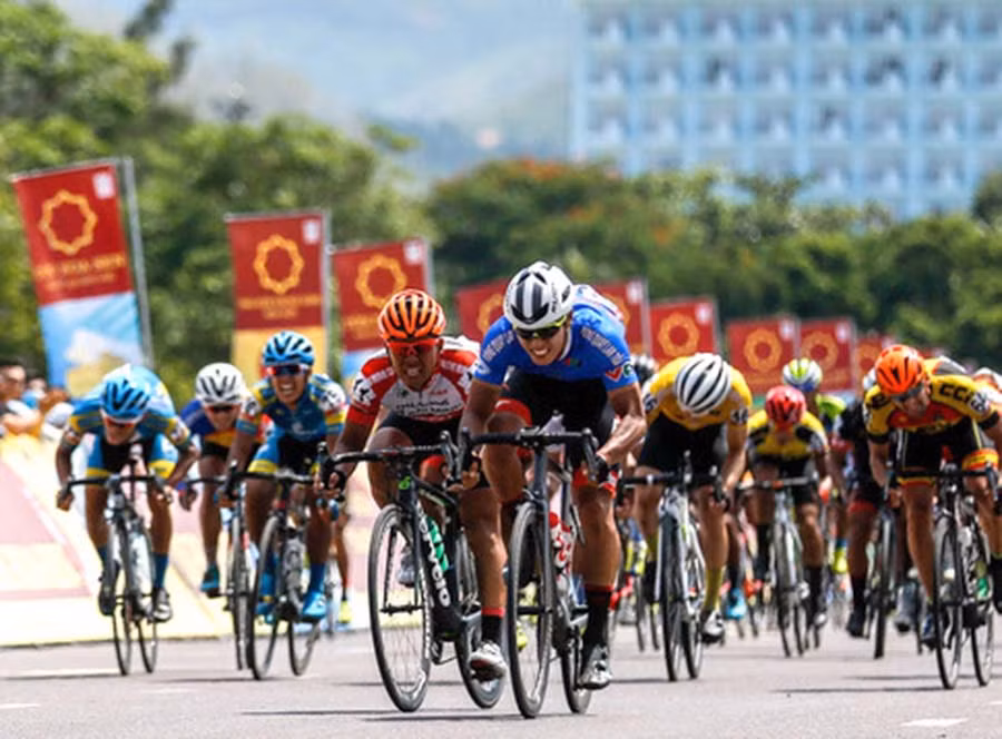 Các tay đua tranh tài tại chặng đua thứ 9 (TP.Tam Kỳ- Qui Nhơn). Ảnh: Minh Vỹ