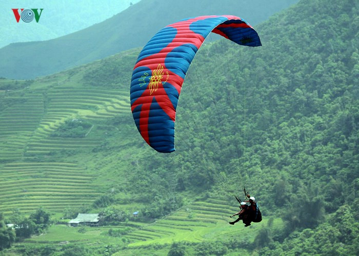  Khau Phạ có nghĩa là “sừng trời”, bởi đỉnh đèo quanh năm được mây mù bao phủ, đỉnh đèo cứ thế mà nhấp nhô trên biển mây bồng bềnh như sóng. Đèo Khau Phạ cũng chính là điểm cất cánh dù lượn của sự kiện lần này.