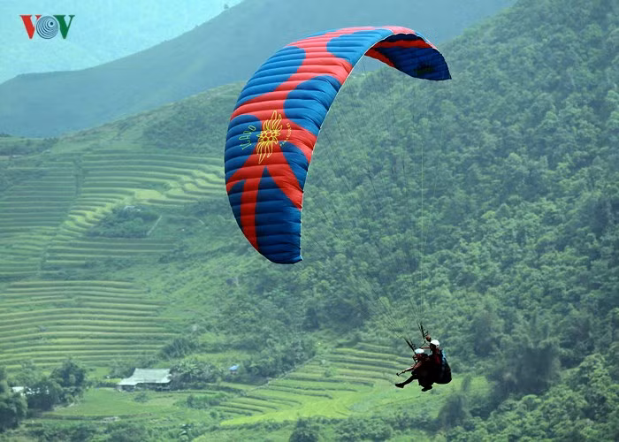  Khau Phạ có nghĩa là “sừng trời”, bởi đỉnh đèo quanh năm được mây mù bao phủ, đỉnh đèo cứ thế mà nhấp nhô trên biển mây bồng bềnh như sóng. Đèo Khau Phạ cũng chính là điểm cất cánh dù lượn của sự kiện lần này.