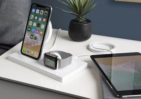 Sạc không dây của Belkin hỗ trợ sạc cùng lúc của iPhone và Apple Watch.