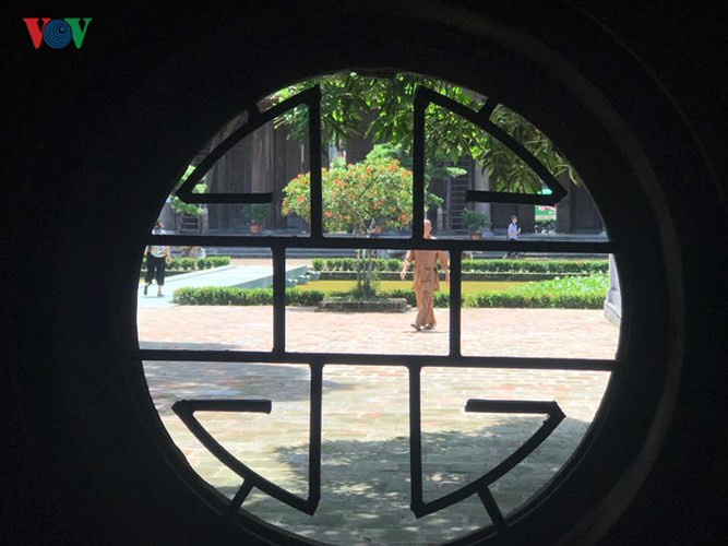 Nhìn từ trong chùa ra phía Tam Quan 