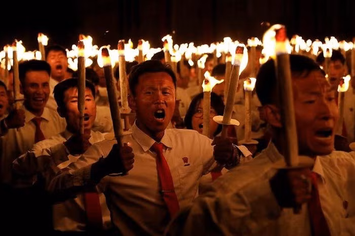 Những người tham gia rước đuốc vừa đi vừa hô khẩu hiệu.