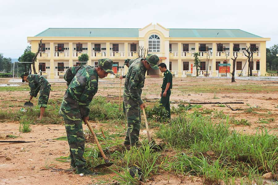 Cán bộ, chiến sĩ Tiểu đoàn Huấn luyện-Cơ động (Bộ Chỉ huy Bộ đội Biên phòng tỉnh) dọn dẹp cải tạo cảnh quan đơn vị. Ảnh: Thái Kim Nga