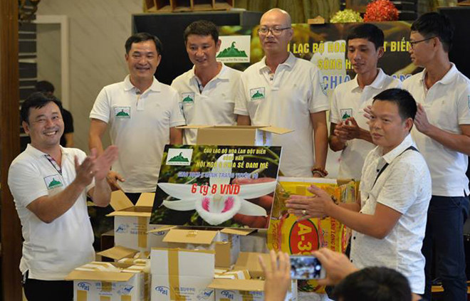 Câu lạc bộ Hoa lan đột biến Sông Hàn (Đà Nẵng) đã giao dịch thành công, sở hữu cây hoa lan giả hạc 5 cánh trắng. Ảnh: Đoàn Nguyên. Câu lạc bộ Hoa lan đột biến Sông Hàn (Đà Nẵng) đã giao dịch thành công, sở hữu cây hoa lan giả hạc 5 cánh trắng. Ảnh: Đoàn Nguyên.