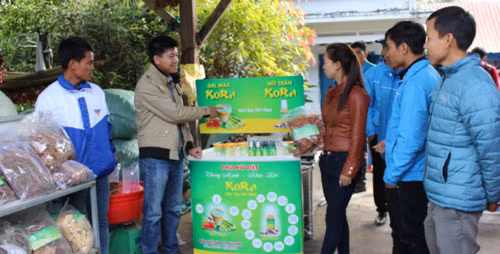 Giới thiệu với các bạn trẻ địa phương về mô hình của mình