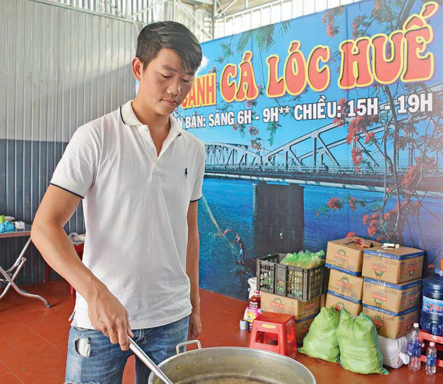 Anh Nguyễn Thanh Lâm đang nấu bánh canh. Ảnh: H.Đ.T