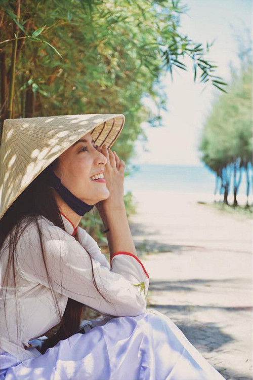  Ngoài khả năng diễn xuất, người đẹp sinh năm 1986 còn có khả năng ca hát và hoạt động trong làng mẫu Thái Lan. 