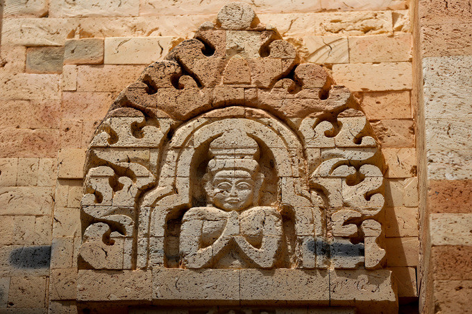 Những hoa văn, phù điêu trang trí hình hoa lá, thần linh... mà cư dân địa phương thờ cúng cách đây cả nghìn năm được thiết kế tinh xảo quanh tháp. Những hoa văn, phù điêu trang trí hình hoa lá, thần linh... mà cư dân địa phương thờ cúng cách đây cả nghìn năm được thiết kế tinh xảo quanh tháp.