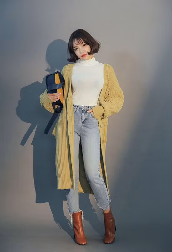  Ankle bốt là mẫu phụ kiện được sử dụng nhiều nhất ở mùa thu và đầu đông. Bởi kiểu dáng đặc trưng của thiết kế cổ thấp, chất liệu da tạo nên cảm giác ấm áp vừa đủ.