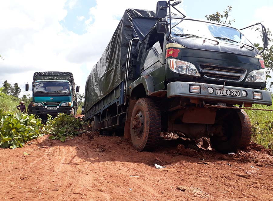 Kẹt xe nhiều giờ gây cô lập xã Mơ. Ảnh: Nguyễn Tú
