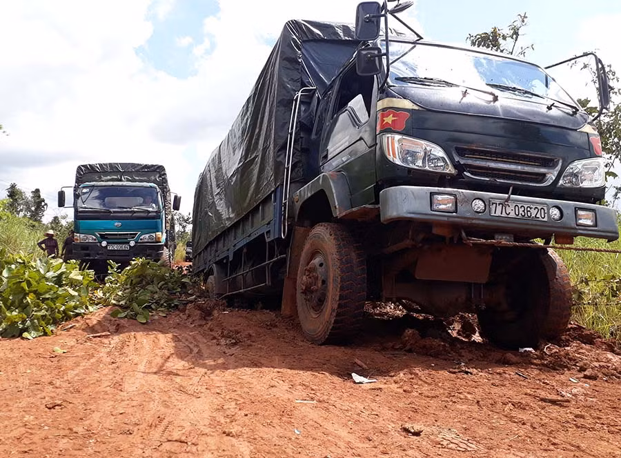 Kẹt xe nhiều giờ gây cô lập xã Mơ. Ảnh: Nguyễn Tú