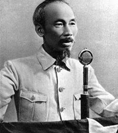 Ngày 2/9/1945, tại quảng trường Ba Đình, Chủ tịch Hồ Chí Minh đọc bản Tuyên ngôn độc lập khai sinh ra nước Việt Nam Dân chủ cộng hòa (nay là nước CHXHCN Việt Nam). Ảnh: Tư liệu