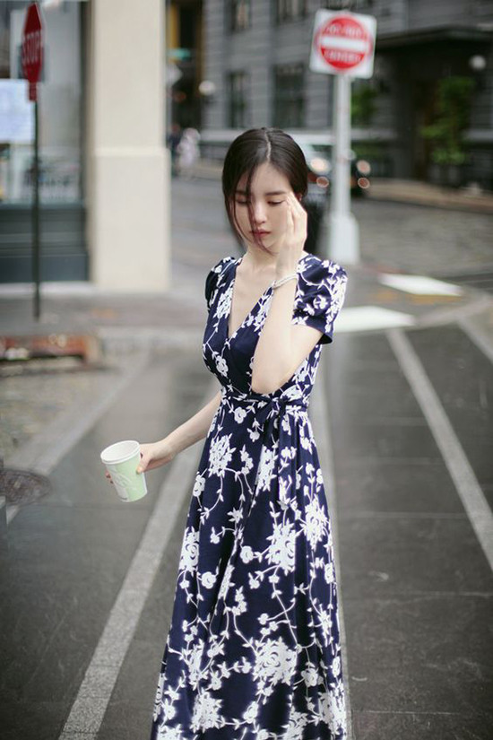 Sau một mùa 'oanh tạc' làng mốt, kiểu váy thắt eo duyên dáng vẫn chưa có dấu hiệu 'hạ nhiệt'. Chúng được làm mới bởi cách phối hợp màu sắc và hoa văn nữ tính.