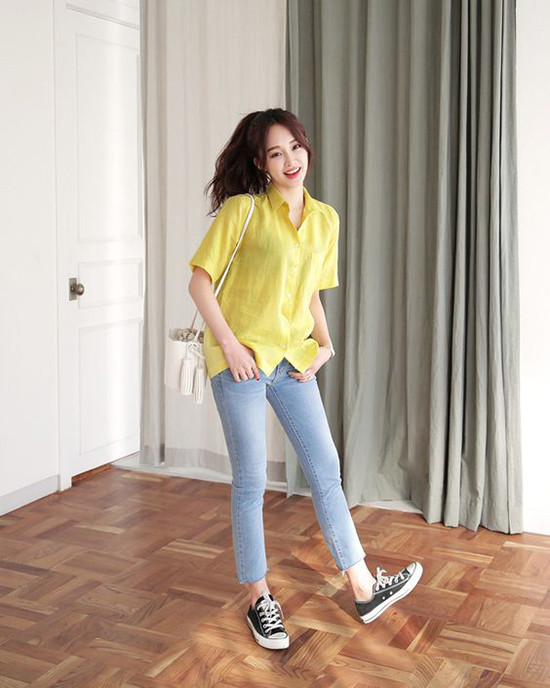 Ở mùa mốt năm nay, vàng mù tạt, vàng mơ vẫn là những tông màu được yêu thích nhất. Phái đẹp châu Á chọn sắc vàng có tông nhạt để thoả sức mix đồ dạo phố. Ở mùa mốt năm nay, vàng mù tạt, vàng mơ vẫn là những tông màu được yêu thích nhất. Phái đẹp châu Á chọn sắc vàng có tông nhạt để thoả sức mix đồ dạo phố.