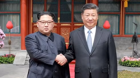 Nhà lãnh đạo Triều Tiên Kim Jong-un bắt tay Chủ tịch Trung Quốc Tập Cận Binh trong chuyến thăm Bắc Kinh ngày 27/3/2018. (Ảnh: AFP)