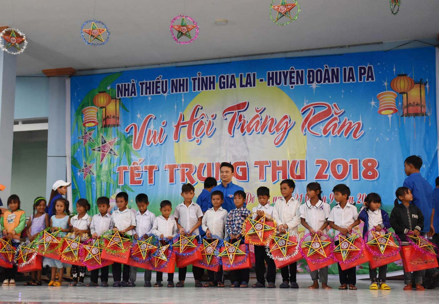 Trao quà Trung thu cho các em. Ảnh: Hà Phương
