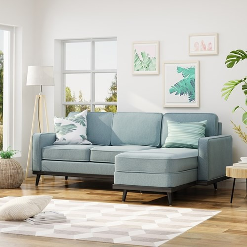 Ghế sofa góc không chỉ tận dụng được phần góc nhà mà còn giúp gia chủ thuận tiện hơn trong thao tác, đây cũng là lý do bạn nên có một chiếc ghế sofa góc trong phòng khách.