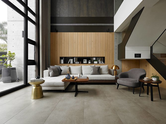 Phòng khách có thiết kế thông tầng để lấy được nhiều ánh sáng tự nhiên, đây cũng là cách thông minh để người nhìn có thể “bỏ quên” phần diện tích eo hẹp trong nhà. Phòng khách có thiết kế thông tầng để lấy được nhiều ánh sáng tự nhiên, đây cũng là cách thông minh để người nhìn có thể “bỏ quên” phần diện tích eo hẹp trong nhà.