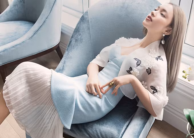 Những thiết kế đầm cúp ngực, đầm đuôi cá giúp Châu Bùi 'lột xác' thành một quý cô thanh lịch, sang trọng và cuốn hút người đối diện bằng thần thái rạng rỡ.