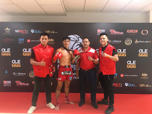 Huấn luyện viên Giáp Trung Thang (thứ 2 từ trái) và Nguyễn Trần Duy Nhất. Ảnh: T.T