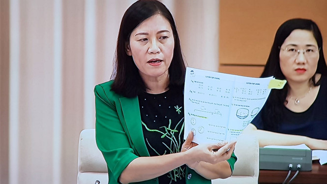 Bà Lê Thị Nga, Chủ nhiệm Ủy ban Tư pháp, chỉ rõ trong sách giáo khoa Toán lớp 1 có nhiều bài tập buộc học sinh phải ghi luôn vào sách ẢNH LÊ HIỆP (CHỤP QUA MÀN HÌNH)