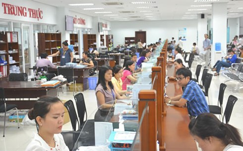 Người dân, doanh nghiệp giải quyết thủ tục hành chính tại bộ phận một cửa (Ảnh: danang.gov.vn)