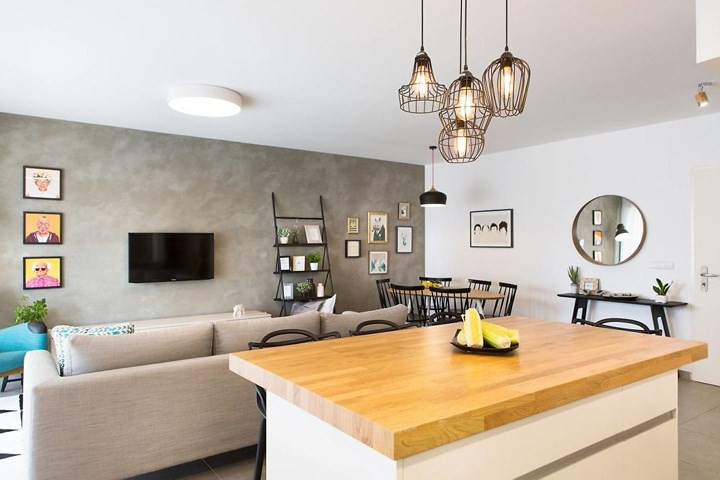  Sự xuất hiện của bộ đèn trang trí kiểu cổ xưa không chỉ ảnh hưởng đến độ sáng tối của căn phòng, ảo giác không gian rộng hẹp mà còn tạo nên vẻ đẹp sang trọng, nét nổi bật hơn cho bộ bàn ăn của gia đình.