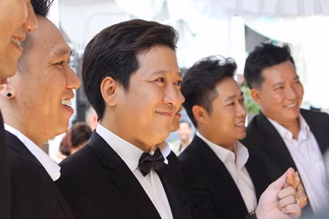 Nam danh hài liên tục mỉm cười