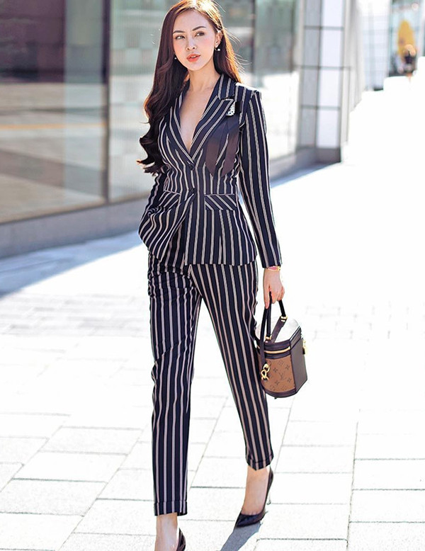 Nếu ngại cách ăn diện quá cá tính như Tăng Thanh Hà, Minh Hằng thì bạn có thể chọn suit kẻ sọc ôm body như Kelly Nguyễn.