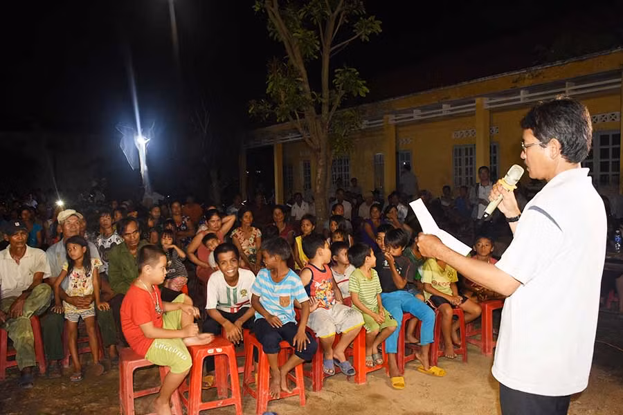  Tuyên truyền giúp người dân cảnh giác trước các luận điệu xuyên tạc của các thể lực thù địch nhằm dụ dỗ, lôi kéo người dân trốn khỏi địa phương. Ảnh: Minh Nguyễn