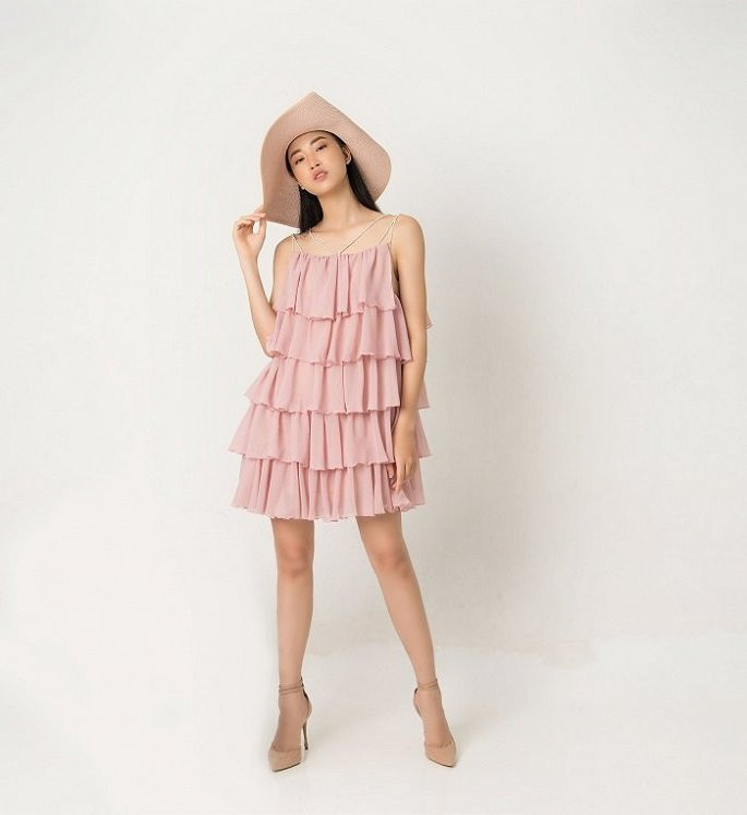 Nắm bắt được tâm lý chị em phụ nữ, Cao Minh Tiến đã đưa đến cho người mặc một bộ sưu tập tiện ích , có thể mix các sản phẩm với nhau tạo ra nhiều hong cách khác nhau với cùng một sản phẩm. Nắm bắt được tâm lý chị em phụ nữ, Cao Minh Tiến đã đưa đến cho người mặc một bộ sưu tập tiện ích , có thể mix các sản phẩm với nhau tạo ra nhiều hong cách khác nhau với cùng một sản phẩm .