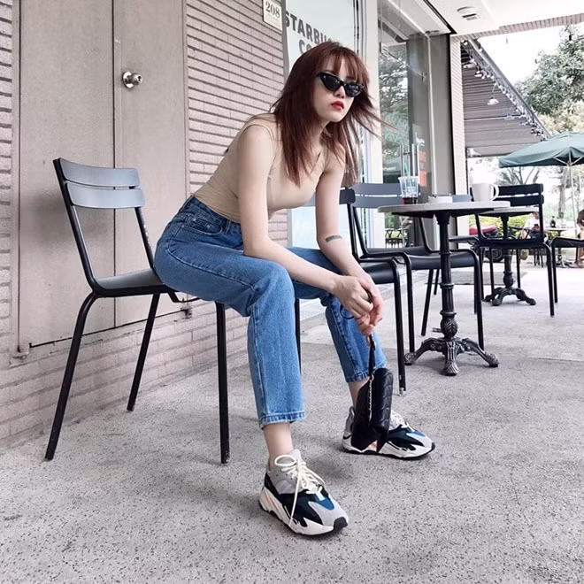  Là tín đồ của tank top và giày thể thao, Thiều Bảo Trâm kết hợp hoàn hảo mẫu áo bó sát màu nude với quần denim, ''mix'' cùng đôi Yeezy Boost 700 mới tậu của Adidas.