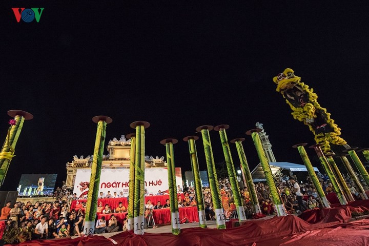 Các đội lân với những kỹ năng điêu luyện cùng thần thái uy dũng của con lân sẽ đem đến cho khán giả, du khách những màn biểu diễn vui nhộn, mãn nhãn trong phần thi Địa bửu mang tính truyền thống hay kịch tính với nội dung Mai hoa thung hiện đại và ẩn chứa nhiều yếu tố bất ngờ.