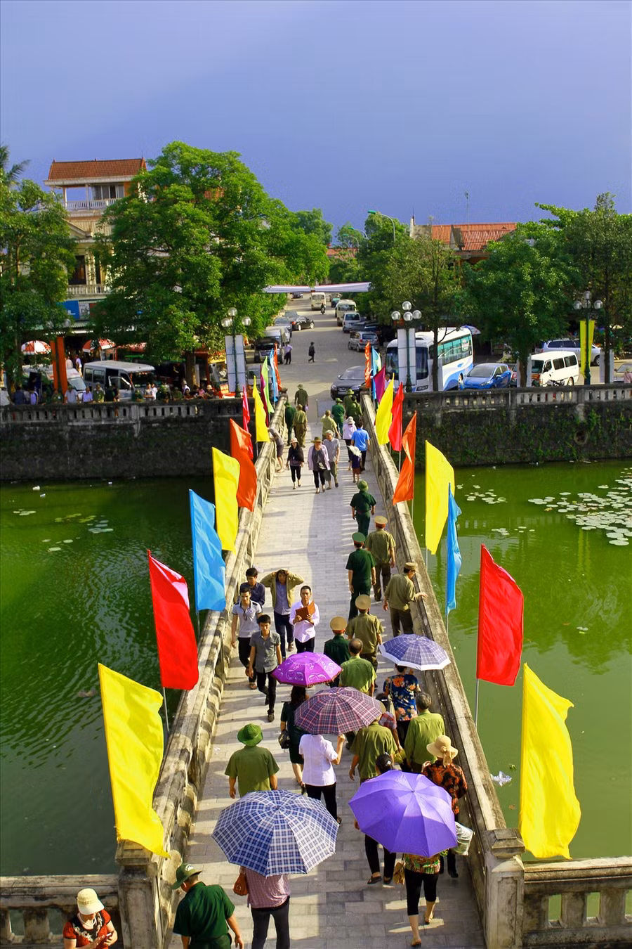 Du khách đến thăm Thành cổ Quảng Trị.