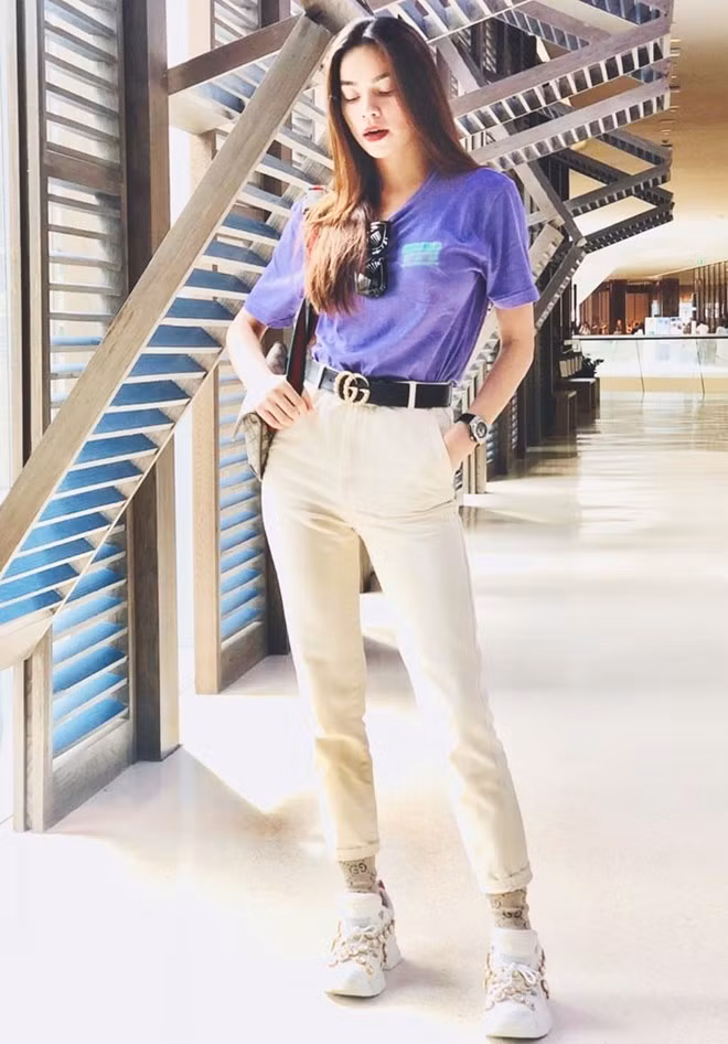 Hồ Ngọc Hà trở thành ''trendsetter'' (người dẫn đầu xu hướng) với đôi giày Flashtrek đính đá lấp lánh có giá gần 40 triệu đồng từ Gucci. Nữ ca sỹ ''mix'' phụ kiện độc đáo với tất cùng thương hiệu, kết hợp áo phông đơn giản và quần cạp cao tôn dáng.