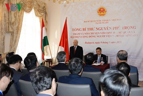 Tổng Bí thư Nguyễn Phú Trọng thăm và nói chuyện với cán bộ nhân viên Đại sứ quán, đại diện cộng đồng người Việt Nam tại Hungary Tổng Bí thư Nguyễn Phú Trọng thăm và nói chuyện với cán bộ nhân viên Đại sứ quán, đại diện cộng đồng người Việt Nam tại Hungary