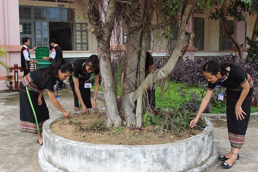  Học sinh Trường Phổ thông Dân tộc Nội trú THCS huyện Phú Thiện tham gia phong trào “Một phút nhặt rác trong giờ ra chơi”. Ảnh: N.G