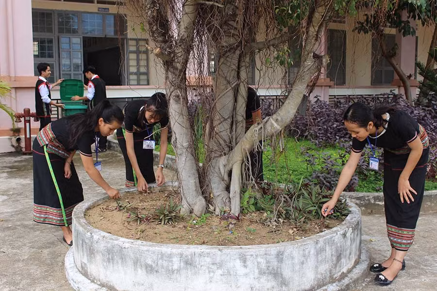  Học sinh Trường Phổ thông Dân tộc Nội trú THCS huyện Phú Thiện tham gia phong trào “Một phút nhặt rác trong giờ ra chơi”. Ảnh: N.G