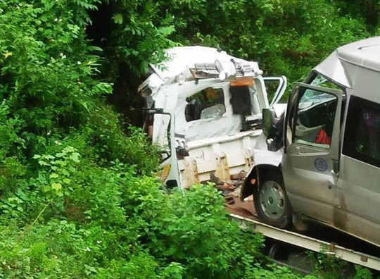 Hiện trường vụ tai nạn khiến 2 người tử vong trong ca bin xe cẩu cứu hộ