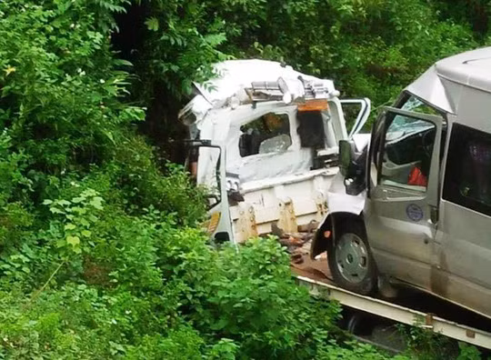 Hiện trường vụ tai nạn khiến 2 người tử vong trong ca bin xe cẩu cứu hộ