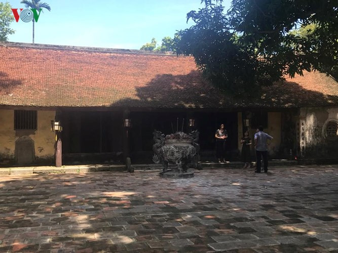 Chùa có tên là “Linh Thông cổ tự”nhưng vì tọa lạc ở làng Nôm nên người dân quen gọi là chùa Nôm.