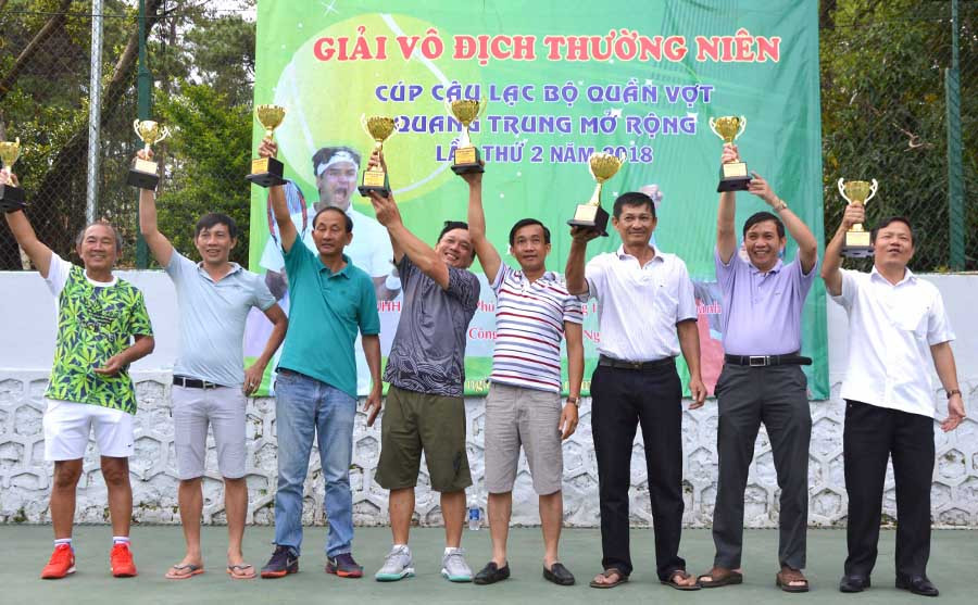  Các VĐV đoạt giải nhận phần thưởng. Ảnh: Minh Vỹ