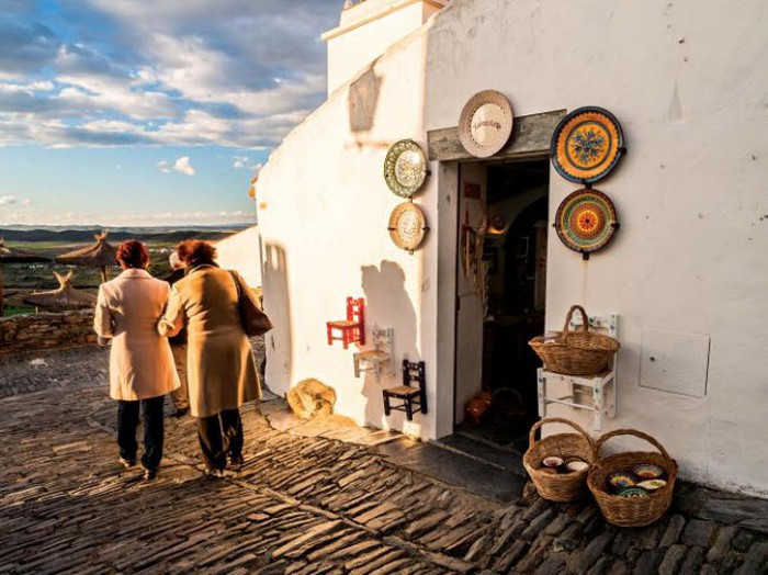  Monsaraz, Bồ Đào Nha: Ngôi làng nổi tiếng với những ngôi nhà tường màu trắng, nhìn xuống đồng cỏ Alentejo. Nơi đây cũng có xưởng Alentejana Mizette, chuyên phục chế các tác phẩm nghệ thuật bị xuống cấp.