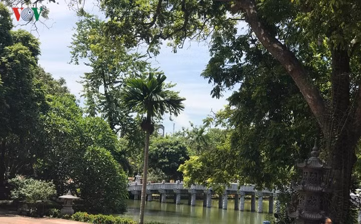 Một công trình mới được xây dựng trong khuôn viên chùa Nôm 