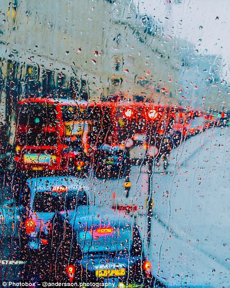 Cuộc thi thu hút hàng trăm nghìn người tham dự. Bức ảnh trên chụp một ngày mưa ở London