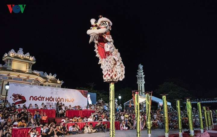 Một màn biểu diễn thành công khi lân đến đỉnh cao nhất của Mai Hoa Thung.