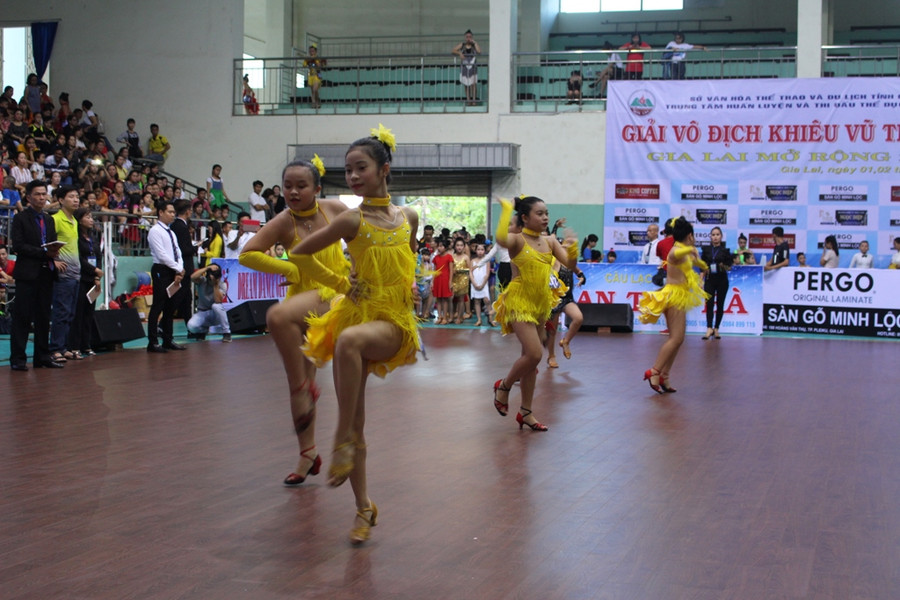  Những điệu nhảy sôi động của các vận động viên Ảnh: P.L