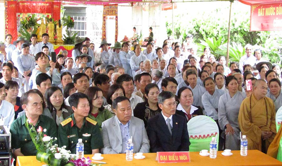 Lãnh đạo huyện và tăng ni, phật tử dự Đại Lễ cầu siêu. Ảnh: Thanh Nhật