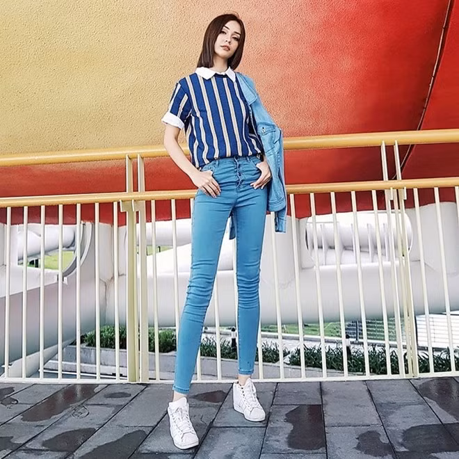  Mlee khoe chiều cao đáng ngưỡng mộ dù chỉ diện quần skinny và áo blouse đơn giản. Tuyệt chiêu của cô nàng chính là đôi giày sneakers độn đế và cách sơ vin áo trong quần, vừa tạo cảm giác người mảnh mai lại ''chất'' hơn đáng kể.