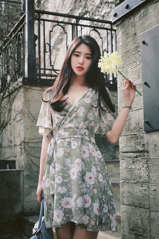 Mùa hè năm nay, váy hoa là một trong những trang phục được phái đẹp vô cùng yêu thích. Họ chọn chúng để chưng diện khi đến văn phòng, đi nghỉ mát và rong ruổi phố xá.